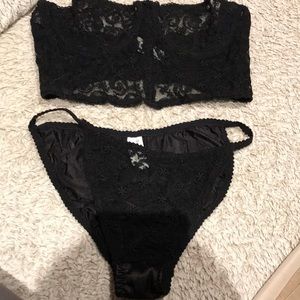 Ladies size 34B Bra W/ matching undergarment in size medium. I don’t have straps